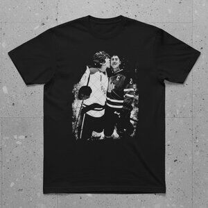 Vintage Style Hockey Player Graphic T-Shirt – Retro Black & White Sports Photo